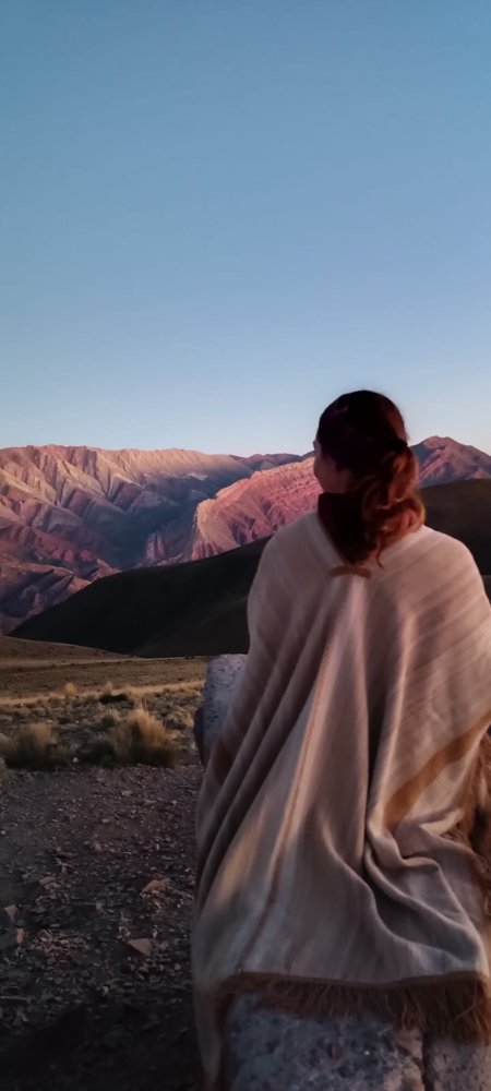 Viajera frente a la Serranía del Hornocal, Humahuaca, Jujuy