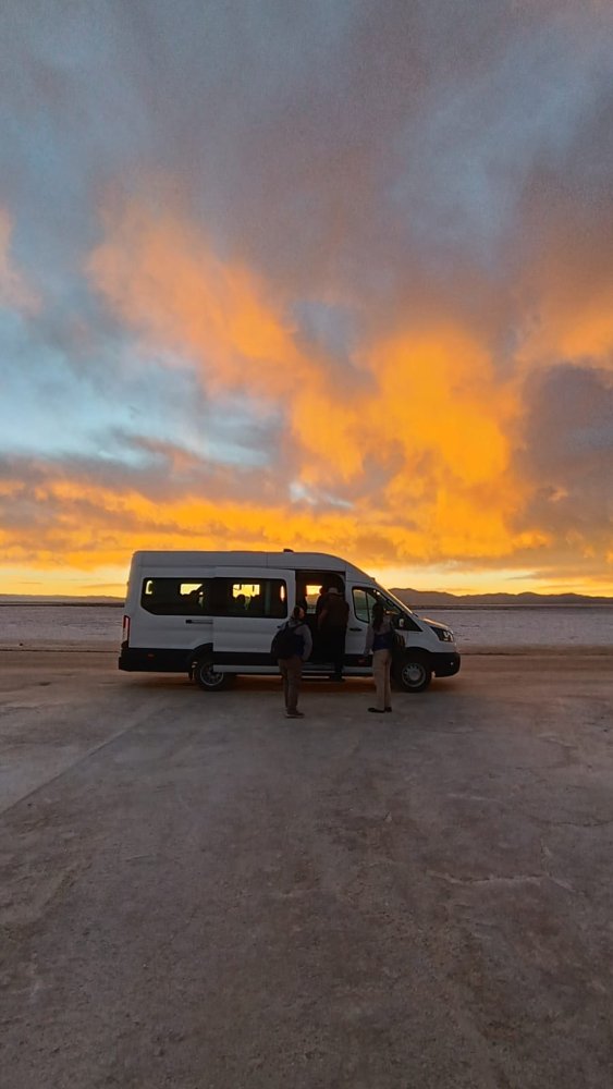 Combi de Norte Travel Tours en Salinas Grandes al atardecer
